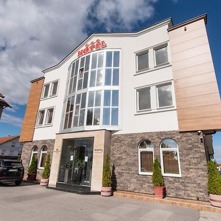 Hotel Stari Krovovi Veternik Ngoại thất bức ảnh
