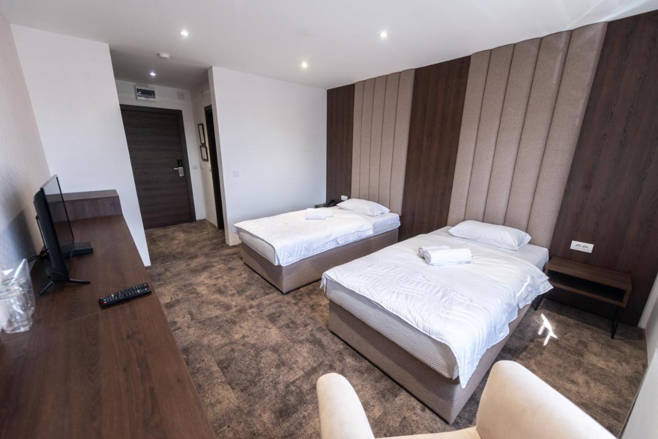 Hotel Stari Krovovi Veternik Ngoại thất bức ảnh