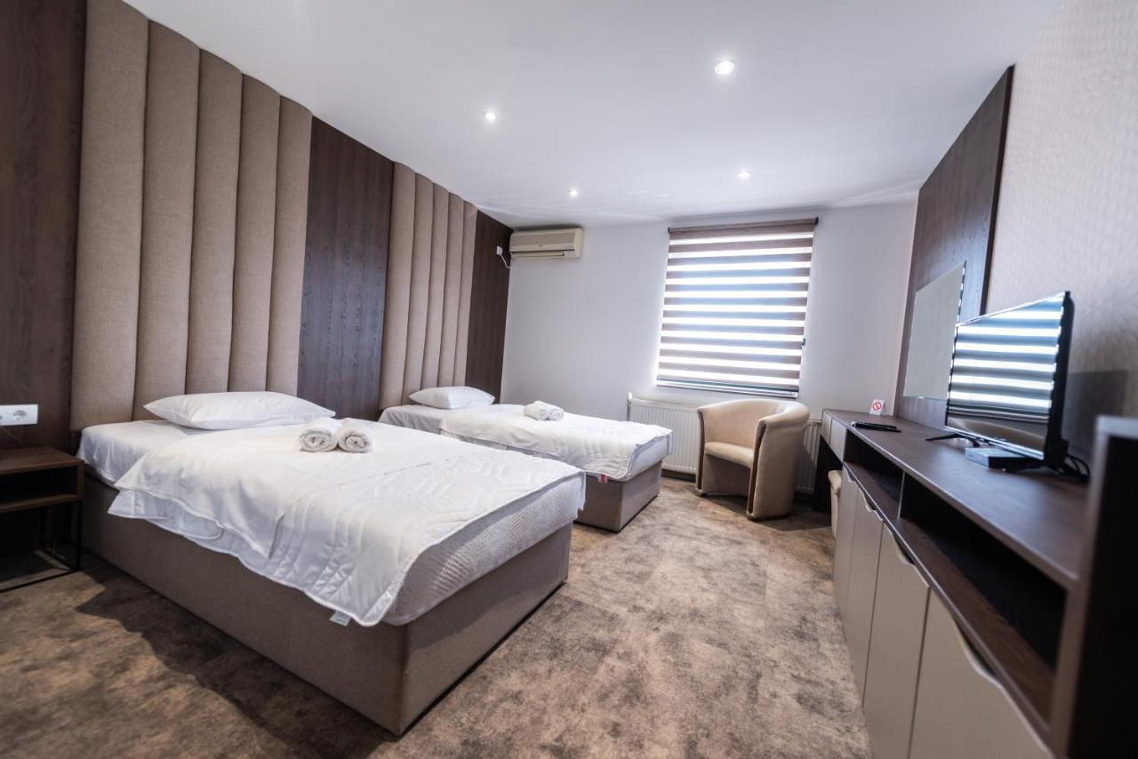 Hotel Stari Krovovi Veternik Ngoại thất bức ảnh