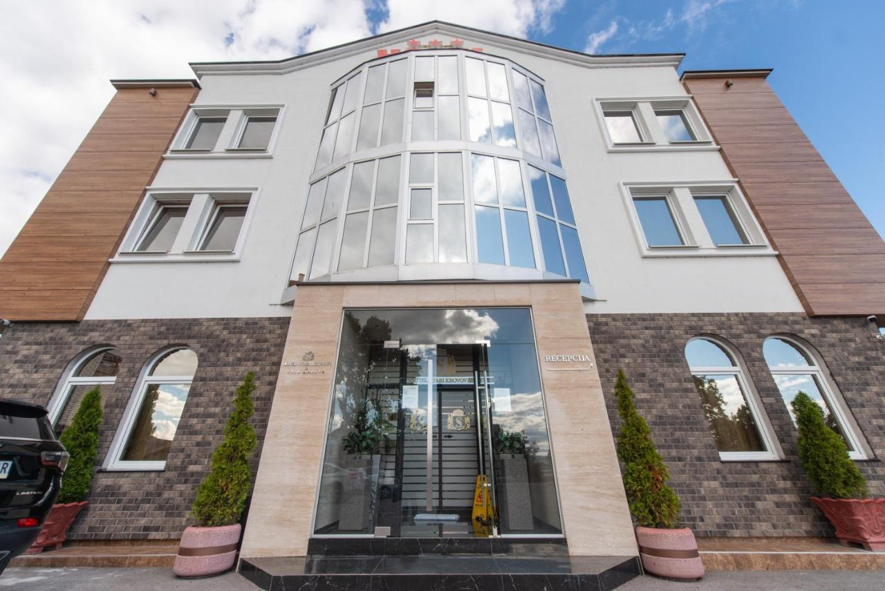 Hotel Stari Krovovi Veternik Ngoại thất bức ảnh