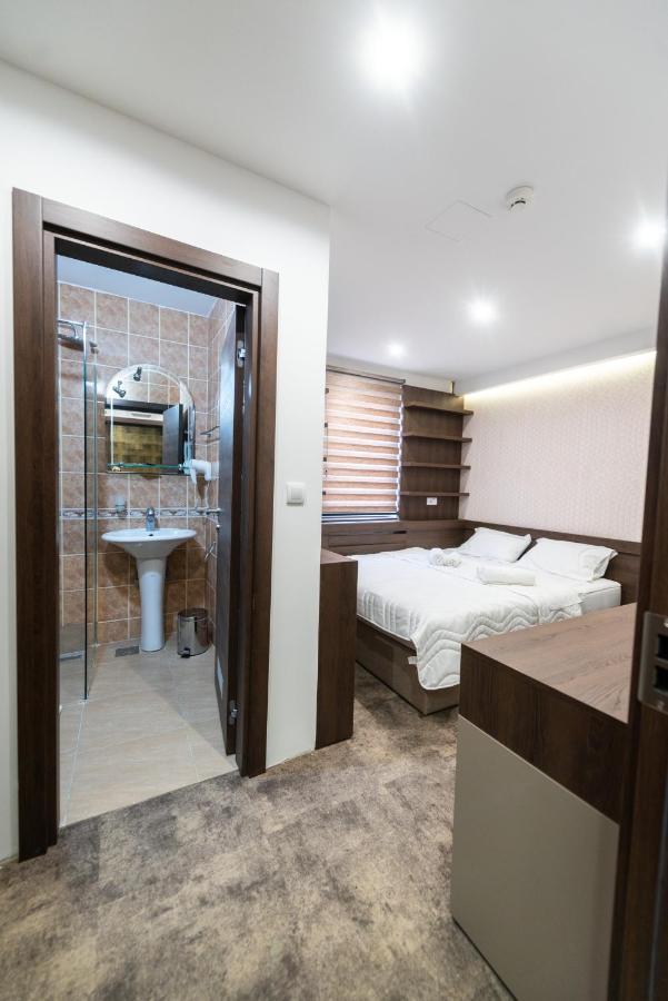 Hotel Stari Krovovi Veternik Ngoại thất bức ảnh