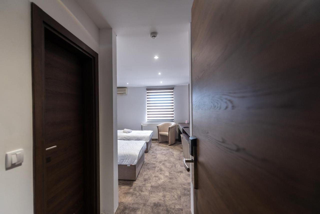 Hotel Stari Krovovi Veternik Ngoại thất bức ảnh