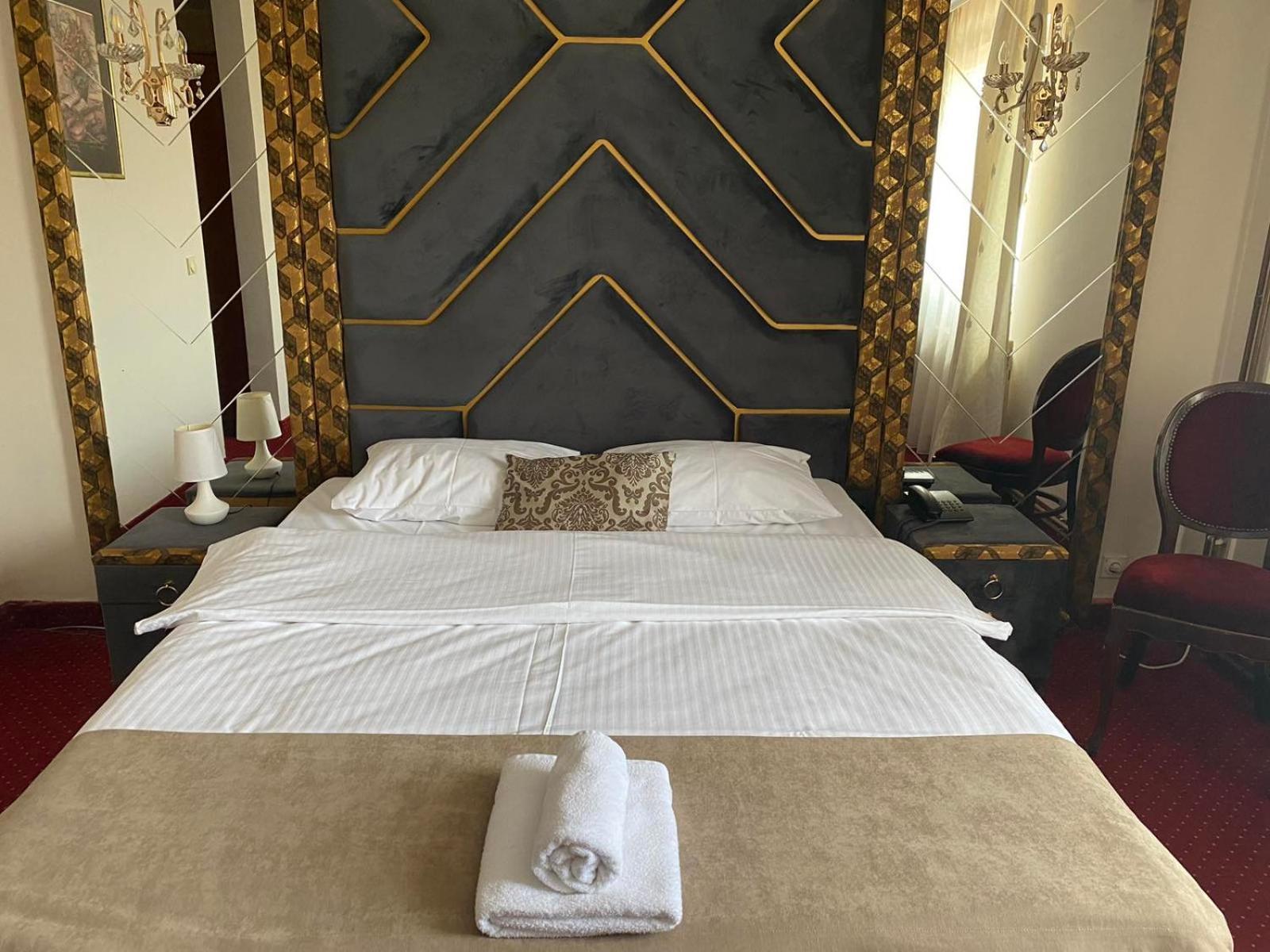 Hotel Stari Krovovi Veternik Ngoại thất bức ảnh