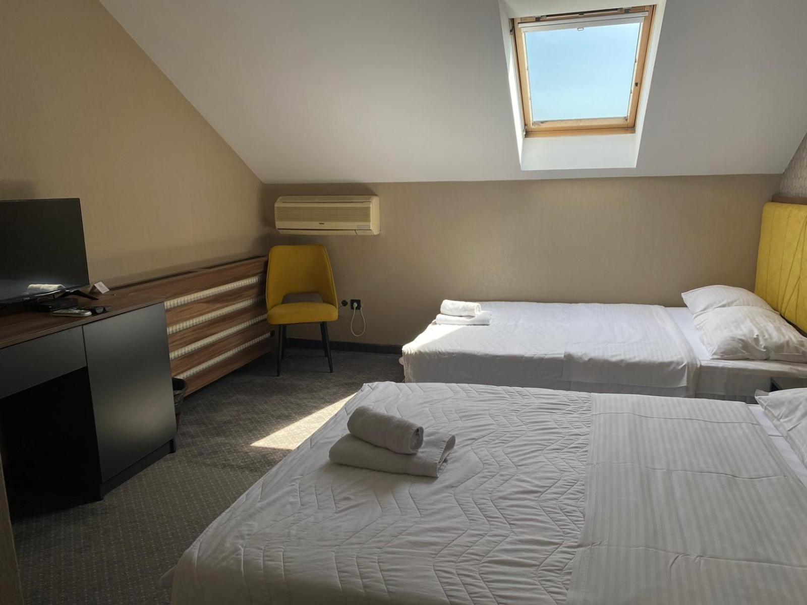 Hotel Stari Krovovi Veternik Ngoại thất bức ảnh