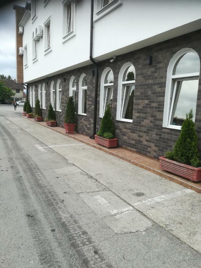 Hotel Stari Krovovi Veternik Ngoại thất bức ảnh