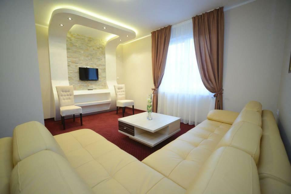 Hotel Stari Krovovi Veternik Ngoại thất bức ảnh