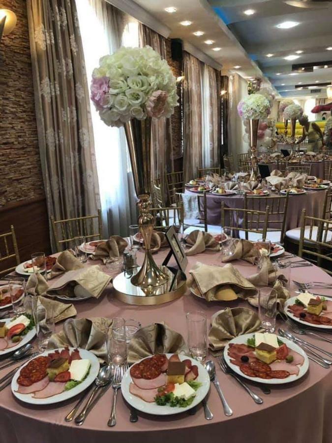 Hotel Stari Krovovi Veternik Ngoại thất bức ảnh